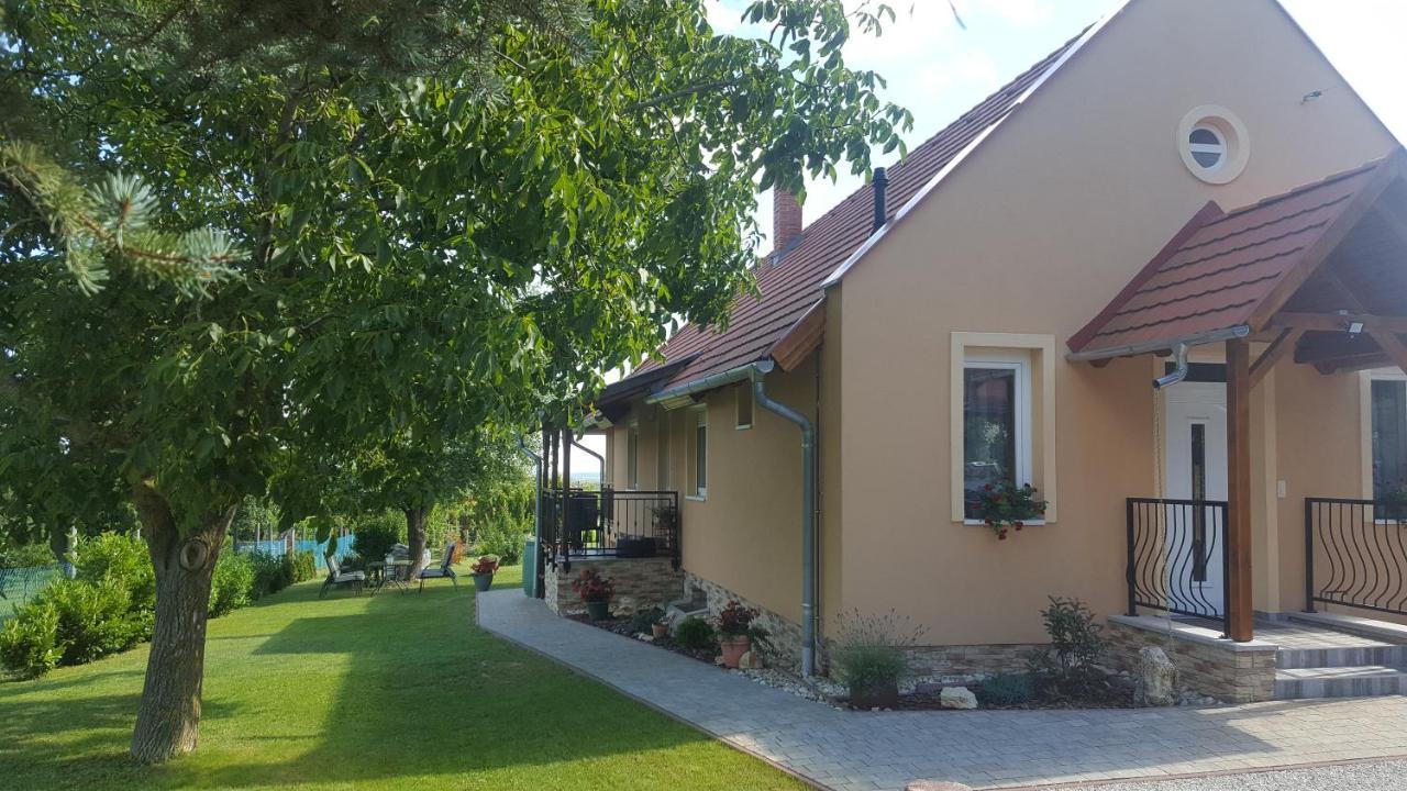 Gyöngyvirág Apartman Keszthely Esterno foto